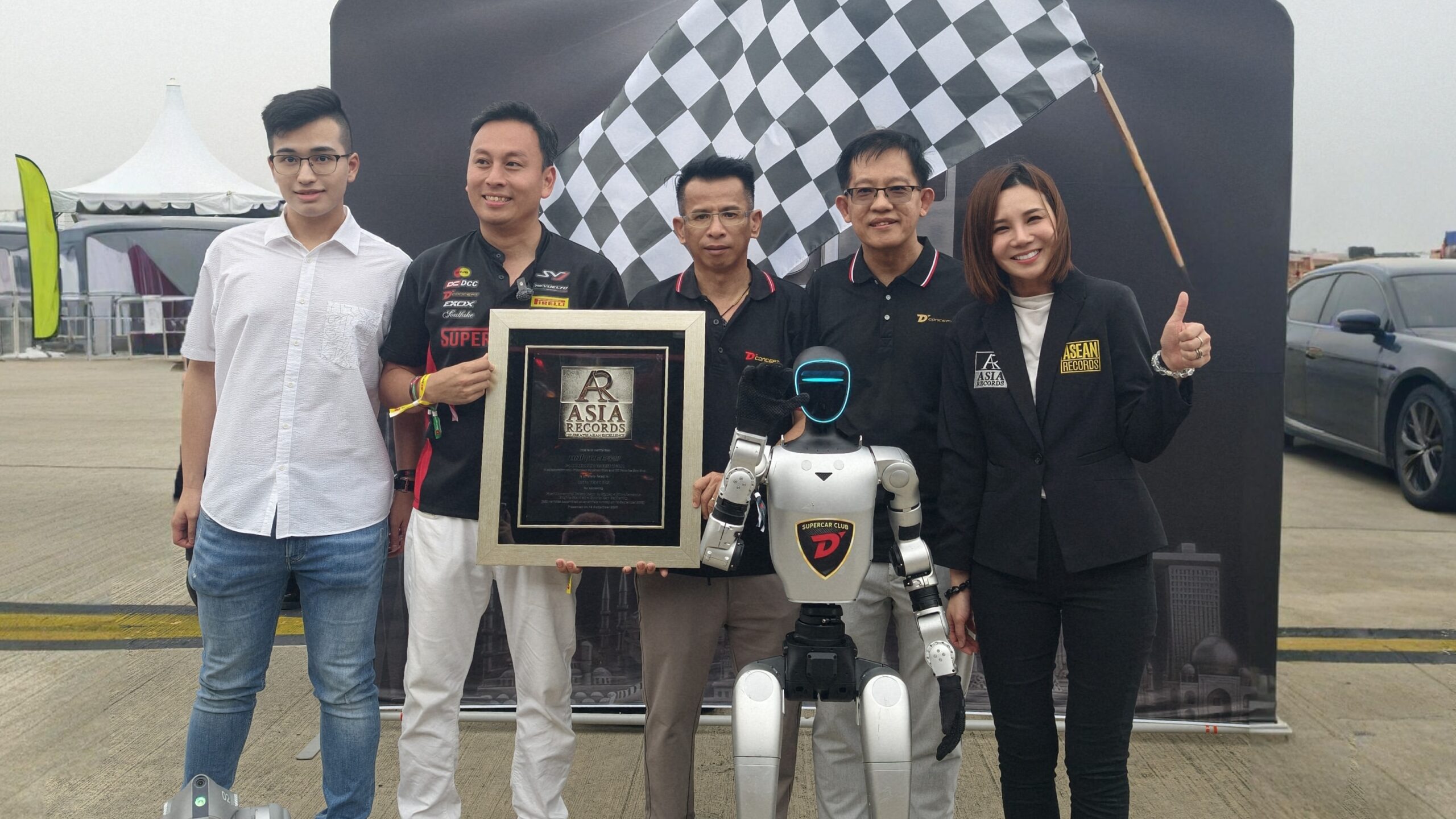 UNITREE 宇树 G1 Humanoid Robot Team Recognised by ASIA Records for First Humanoid Robot Team to Signal a Simultaneous Engine Start at a Sports Car Gathering
